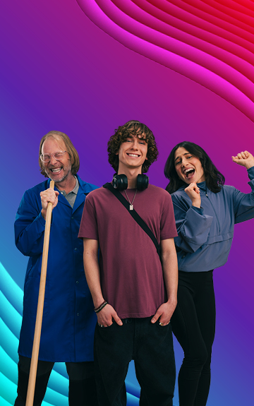 Ein lila bis pink-blauer Farbverlauf Hintergrund. Davor sind drei singende Personen zu sehen: Ein Hausmeister, der seinen Besen als Mikrofon verwendet, ein lässig grinsender Teenager und eine Wanderin.